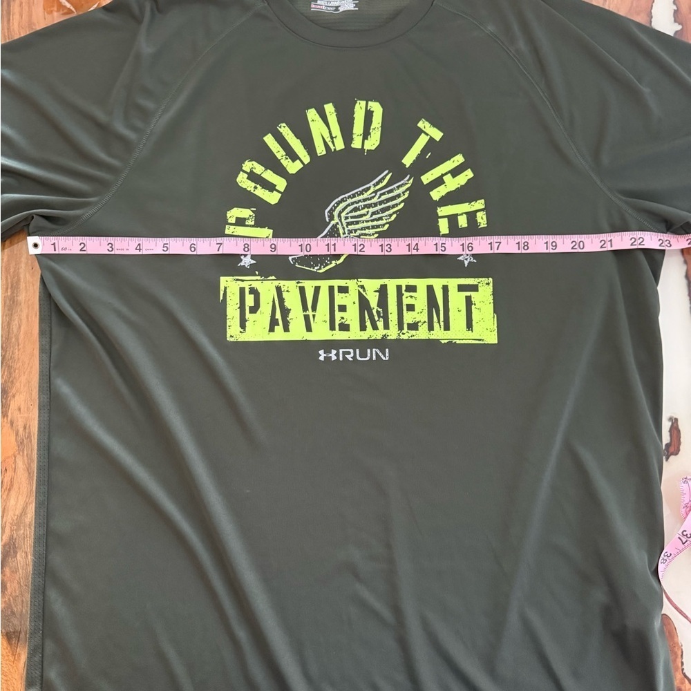 Under Armour HeatGear Run “Pound The Pavement” Tee 2XL Green - Picture 2 of 8